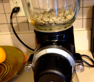 Как молоть зеленый кофе в зернах с помощью блендера?